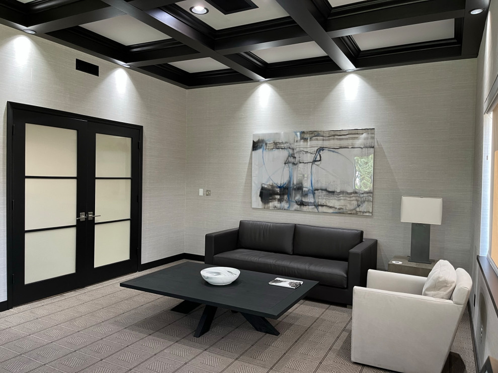 На фото: кабинет среднего размера в стиле неоклассика (современная классика) с серыми стенами, ковровым покрытием, отдельно стоящим рабочим столом, серым полом, кессонным потолком и обоями на стенах без камина с