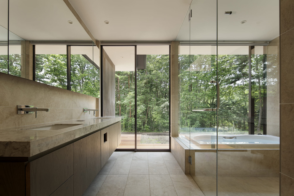 Diseño de cuarto de baño doble y flotante moderno con armarios con paneles lisos, puertas de armario de madera en tonos medios, bañera encastrada, lavabo bajoencimera, suelo beige y encimeras beige