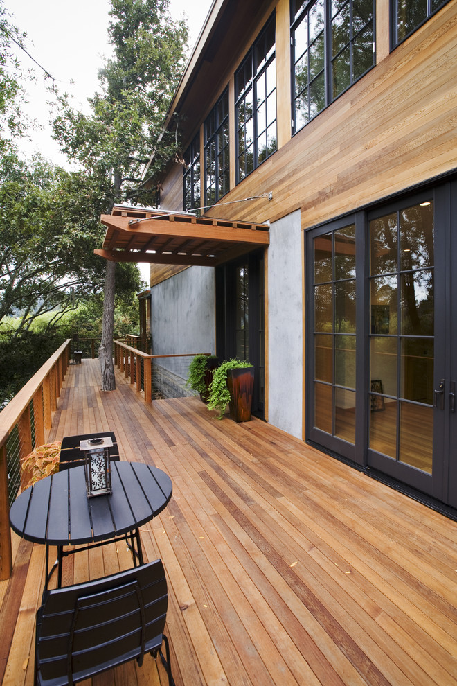 Photo of a transitional deck in San Francisco with no cover.