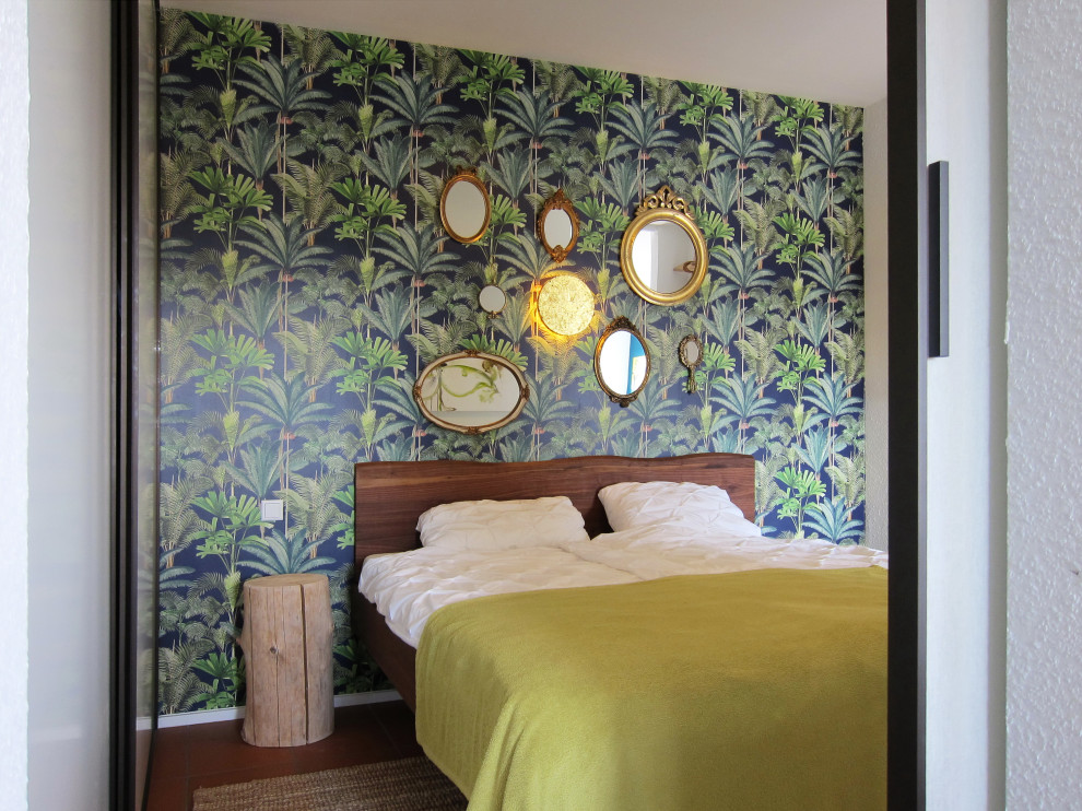 Kleines Modernes Hauptschlafzimmer mit weißer Wandfarbe, Keramikboden, braunem Boden und Tapetenwänden in Köln