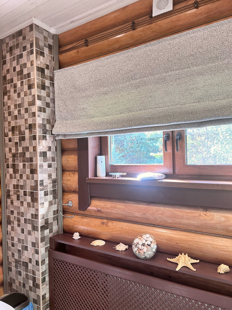 Пример оригинального дизайна: серо-белая ванная комната среднего размера, в деревянном доме в современном стиле с белыми фасадами, душевой комнатой, коричневой плиткой, полом из керамогранита, душем с раздвижными дверями и деревянными стенами