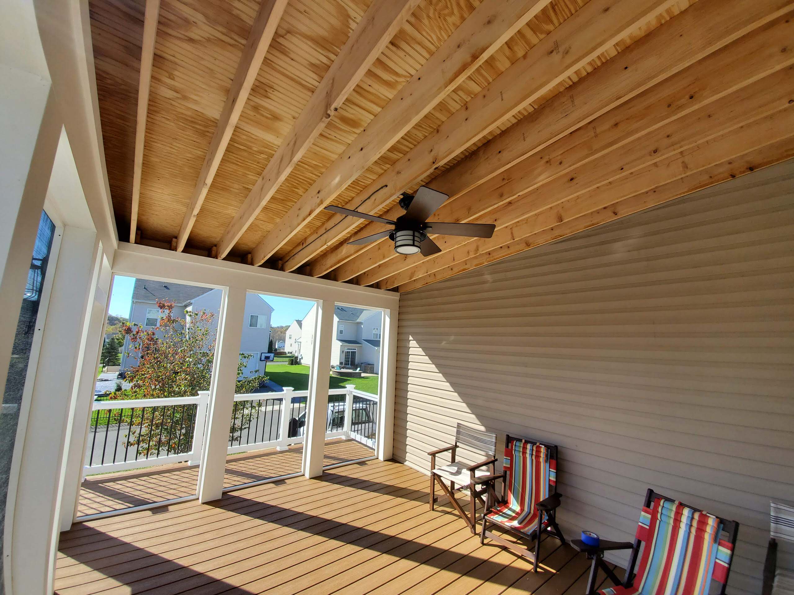 Screened in deck w/ outer walkway