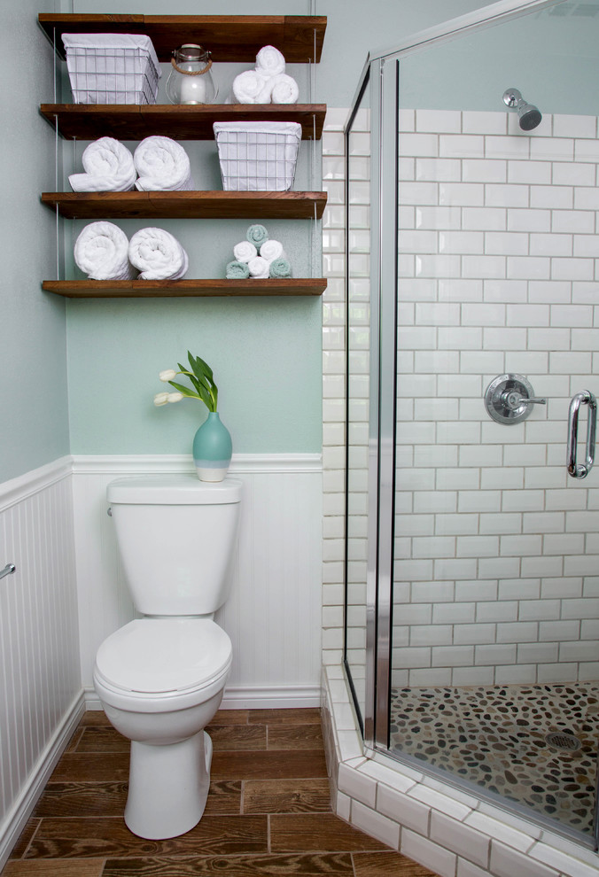 Пример оригинального дизайна: главная ванная комната среднего размера в стиле фьюжн с белыми фасадами, столешницей из бетона, угловым душем, белой плиткой, плиткой кабанчик, синими стенами и полом из керамогранита