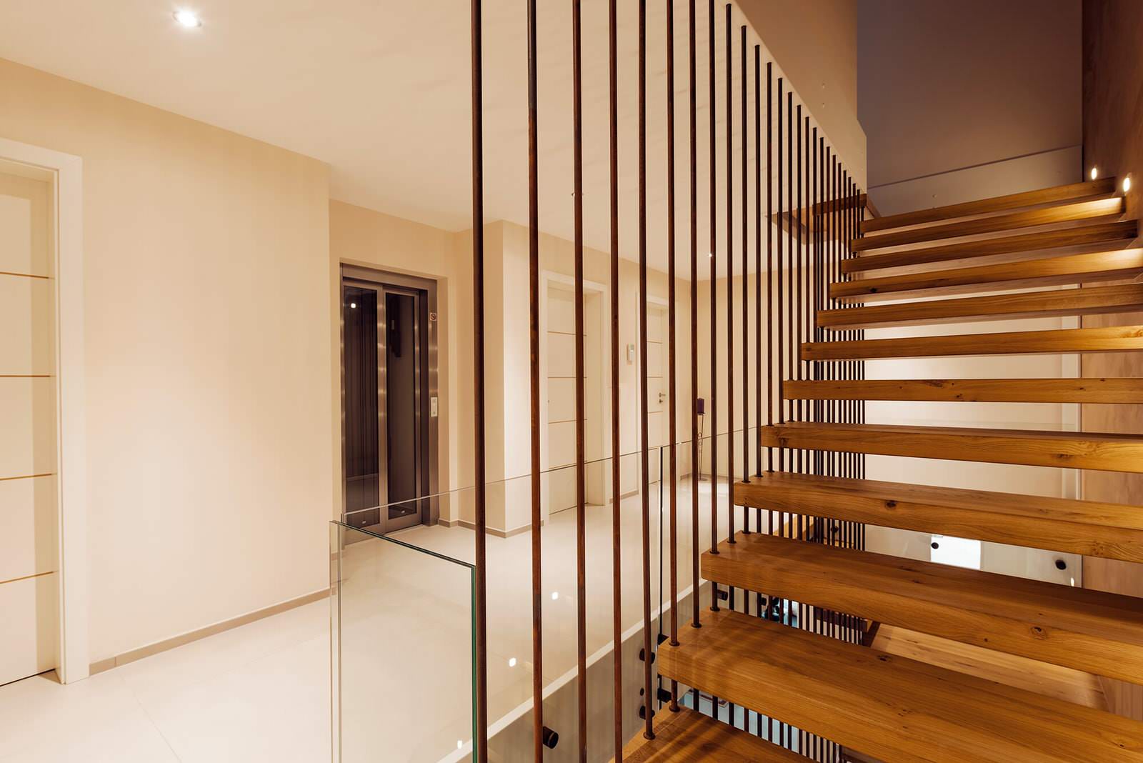 Консольная лестница с элементами ржавчины