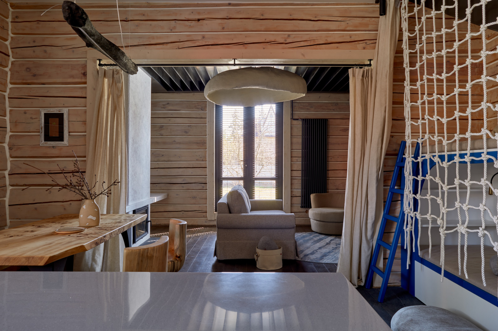 Кухня-гостиная с двухъярусной детской