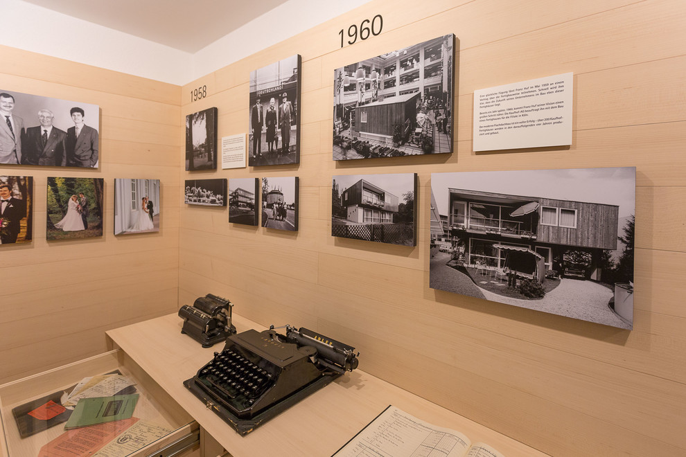 Mittelgroßes Modernes Untergeschoss mit weißer Wandfarbe und beigem Boden in Stuttgart