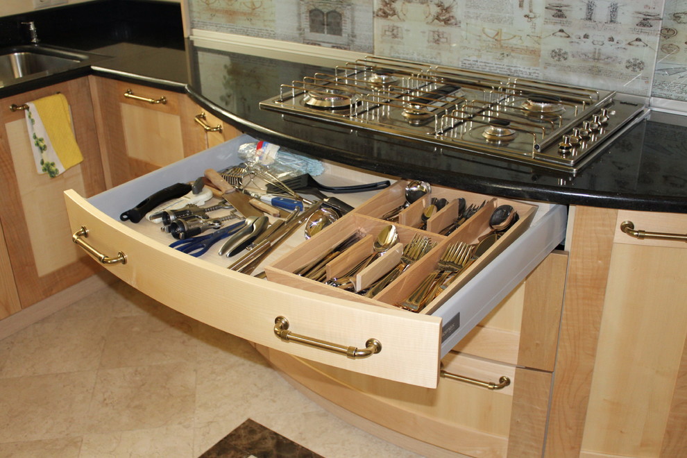 Кухня с кленовым фасадом и всякими хитростями