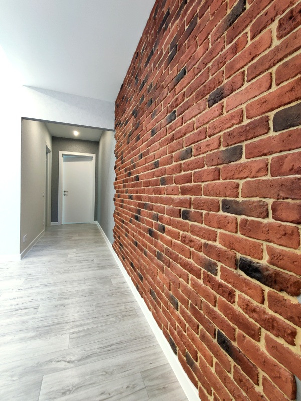 Идея дизайна: узкий коридор среднего размера в современном стиле с коричневыми стенами, полом из ламината, серым полом и деревянными стенами