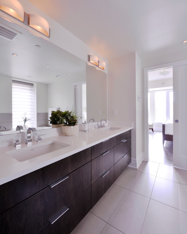 This is an example of a transitional bathroom in Ottawa.