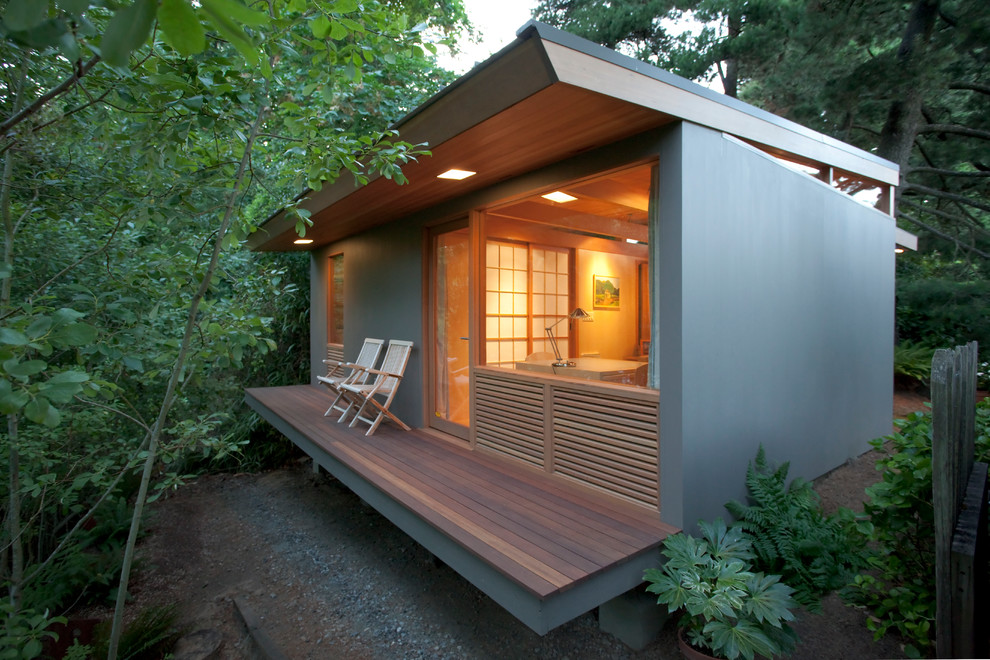 Photo of a small contemporary deck in Portland with a roof extension.