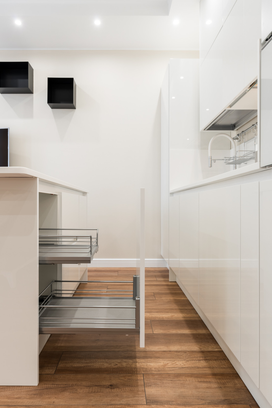 Белая кухня, черные кубы. Модель Vector. Дизайнер Игорь Степанов