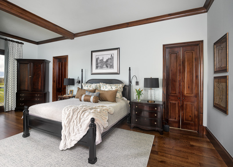 Großes Stilmix Schlafzimmer mit weißer Wandfarbe, dunklem Holzboden und braunem Boden in Dallas