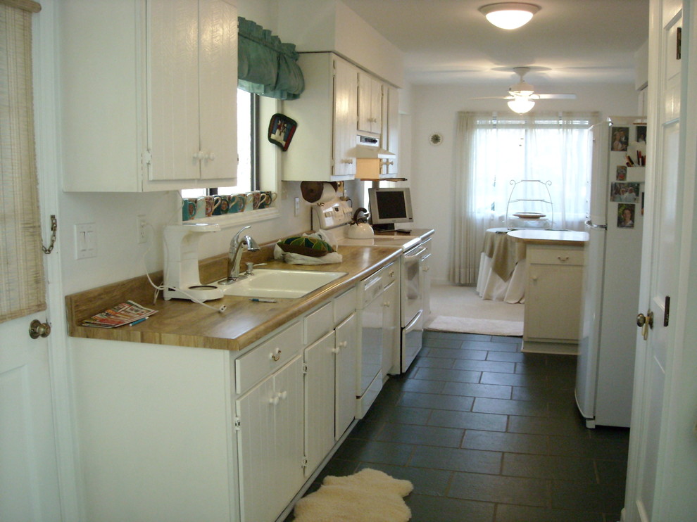 Transitional kitchen photo in Raleigh