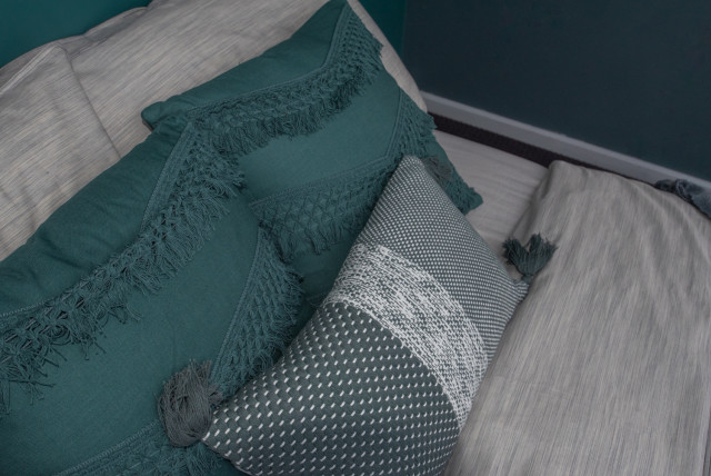 Bedroom makeover contemporaneo-camera-da-letto