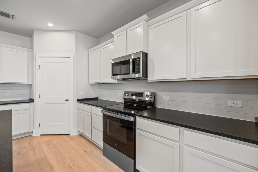 Inspiration for a transitional kitchen remodel in Austin