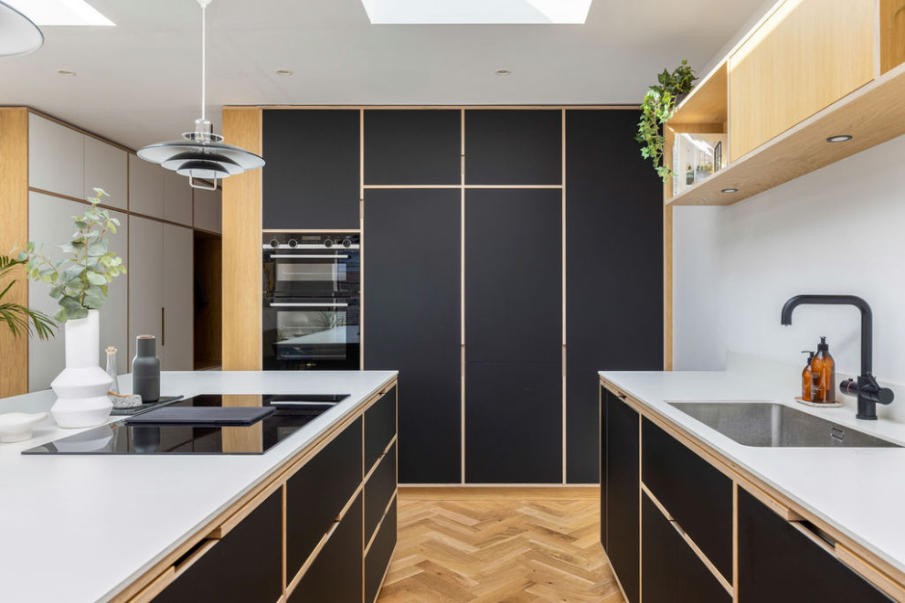 Inspiration pour une très grande salle à manger ouverte sur la cuisine vintage avec un mur blanc, un sol en bois brun et un sol beige.