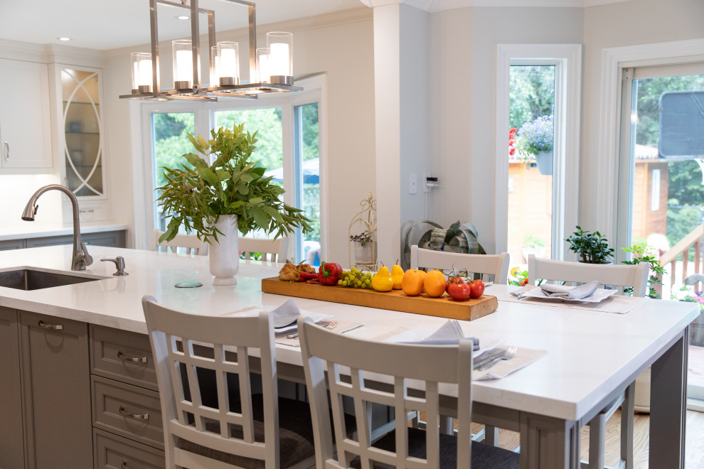 Dining room - transitional dining room idea in Toronto