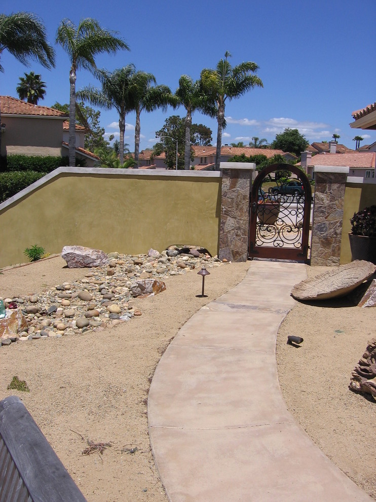 Photo of an eclectic front yard xeriscape in San Francisco with natural stone pavers.