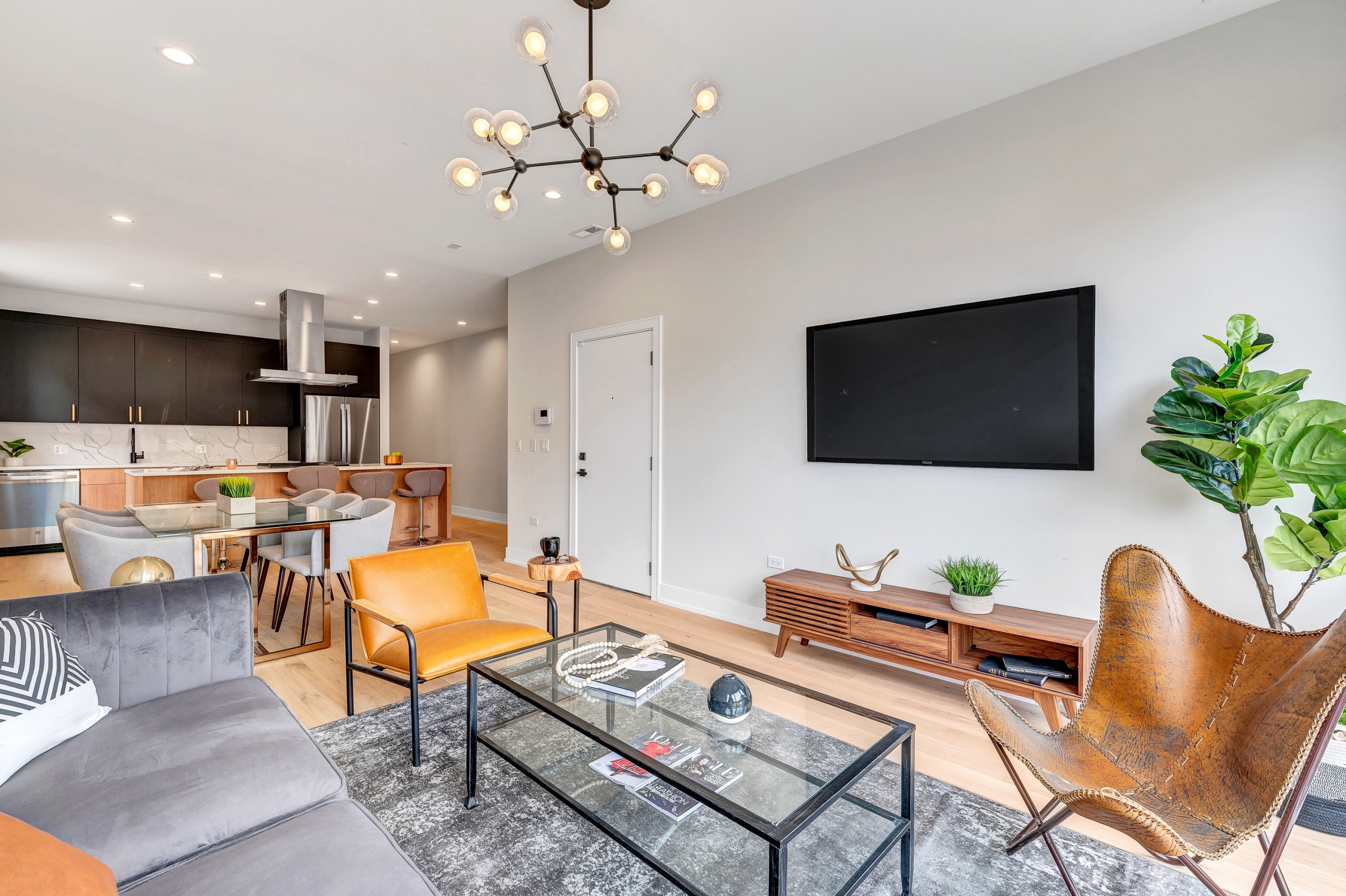 2341 w adams - unit 1e_004.jpg