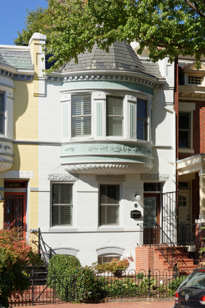 ワシントンD.C.にあるトラディショナルスタイルのおしゃれな白い家 (タウンハウス) の写真