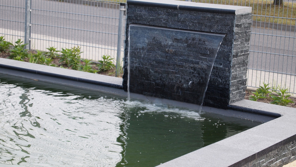 Oberirdischer, Großer Moderner Pool hinter dem Haus in individueller Form mit Betonplatten in Berlin