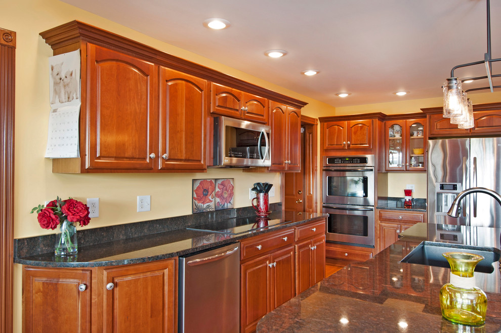 Inspiration for a transitional home design remodel in Columbus
