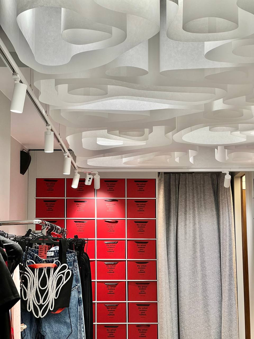 Красивый потолок для магазина одежды в Москве