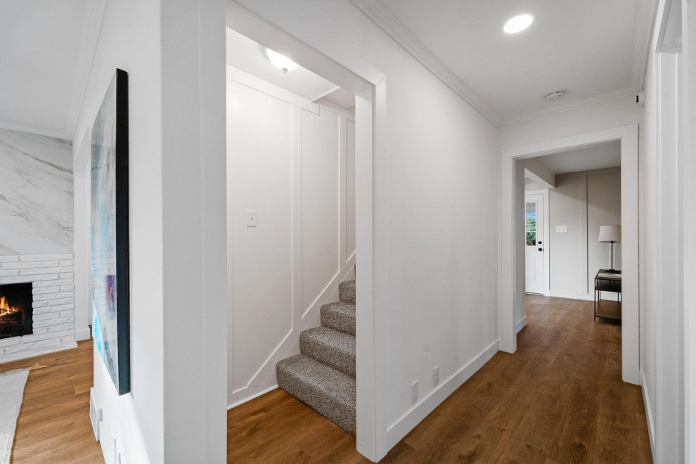Example of a transitional home design design in Seattle