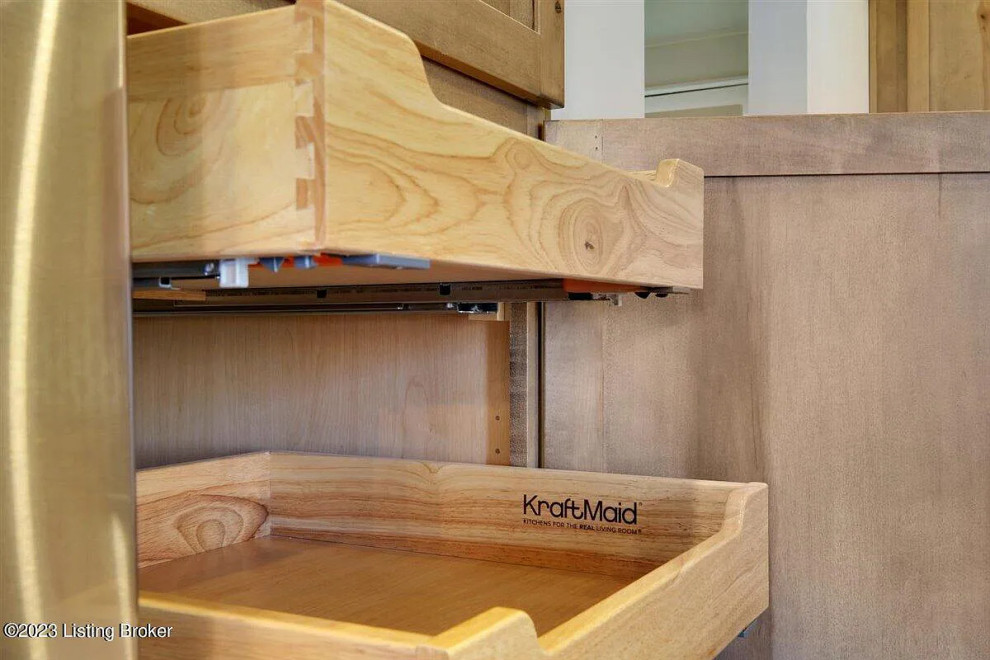 Mid-sized transitional l-shaped medium tone wood floor kitchen photo with an undermount sink, shaker cabinets, light wood cabinets and an island