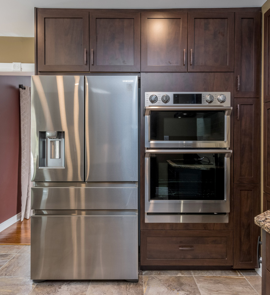 Example of a classic kitchen design in Toronto