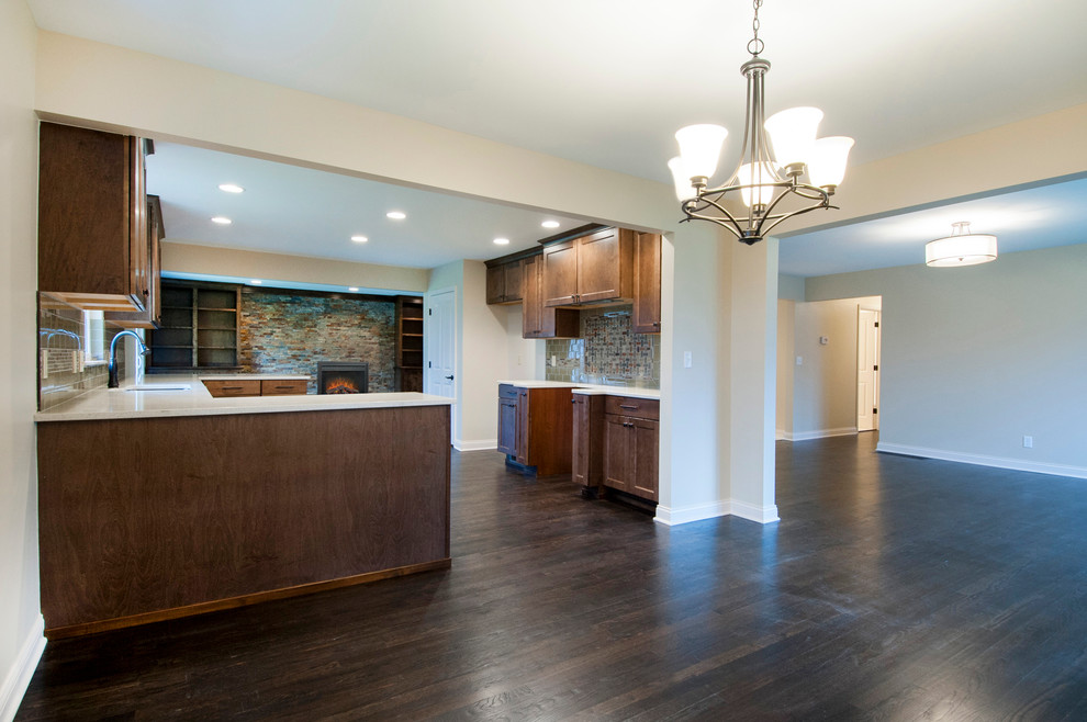 Example of a transitional home design design in Columbus