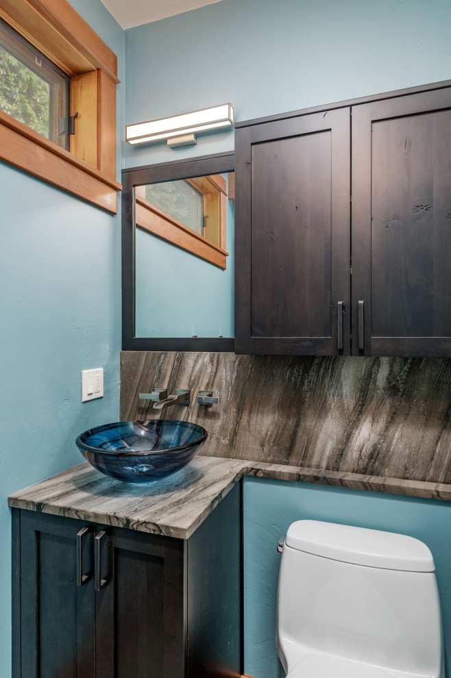 Idéer för ett mellanstort rustikt flerfärgad badrum med dusch, med skåp i shakerstil, skåp i mörkt trä, en dusch i en alkov, grå kakel, porslinskakel, blå väggar, klinkergolv i porslin, ett fristående handfat, granitbänkskiva, grått golv och dusch med gångjärnsdörr