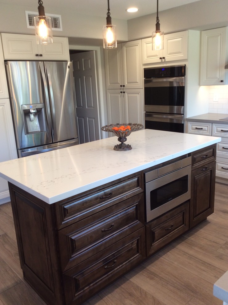 Kitchen - transitional kitchen idea in Phoenix