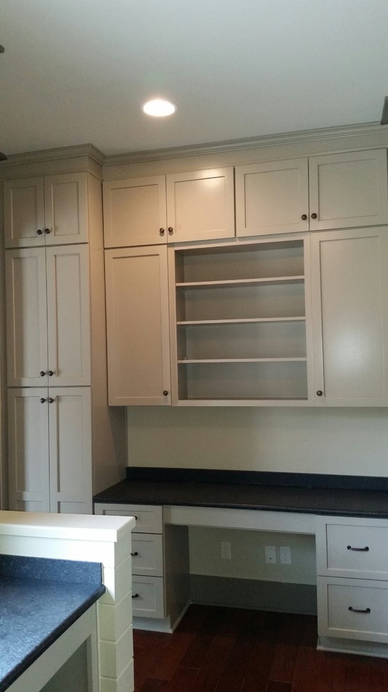 Kitchen - transitional kitchen idea in Birmingham