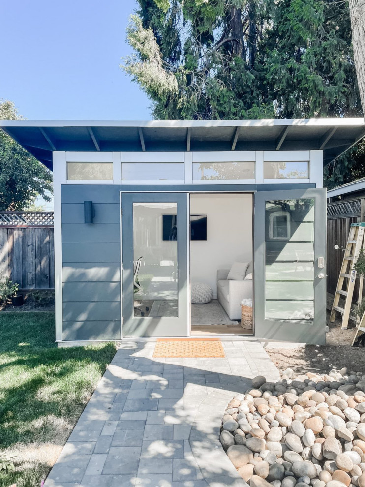 Example of a mid-sized 1950s detached studio / workshop shed design in San Francisco