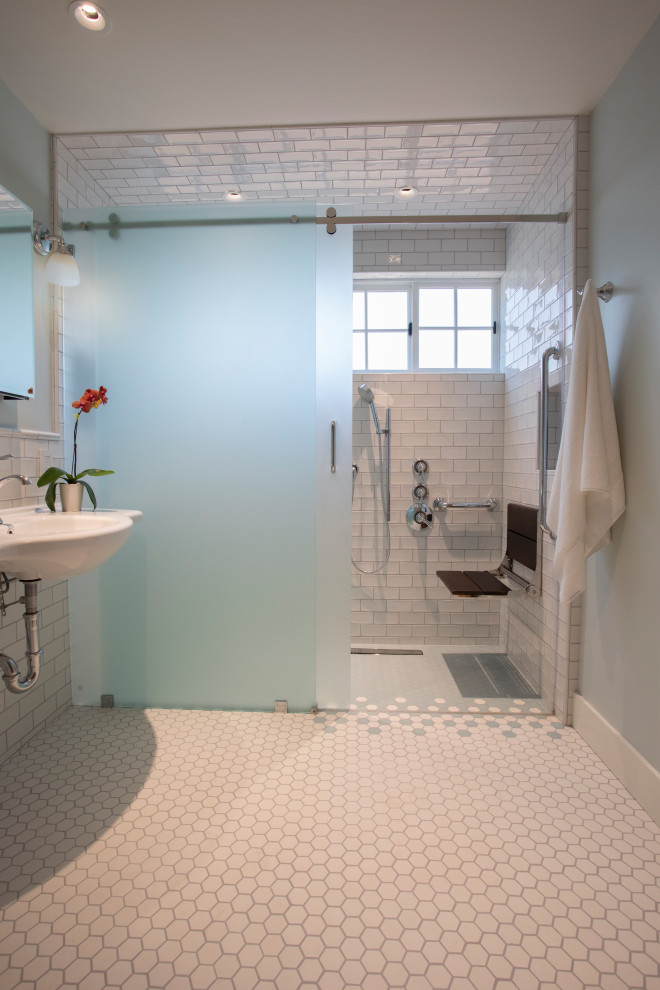 Foto på ett stort amerikanskt badrum med dusch, med vita skåp, en kantlös dusch, vit kakel, tunnelbanekakel, klinkergolv i porslin, ett väggmonterat handfat, turkost golv och dusch med skjutdörr