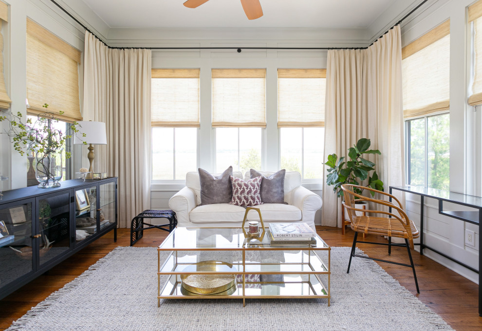 Fernseherloses, Abgetrenntes Maritimes Wohnzimmer ohne Kamin mit weißer Wandfarbe, braunem Holzboden und braunem Boden in Charleston