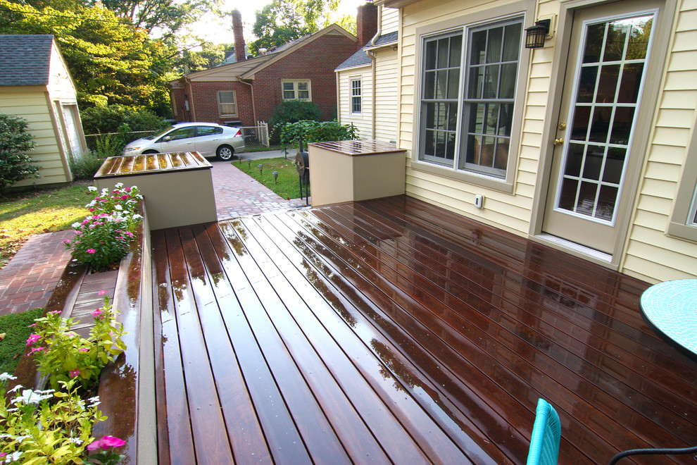 Inspiration for a mid-sized transitional backyard deck container garden remodel with no cover