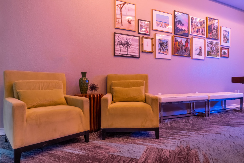 Immagine di un atelier eclettico di medie dimensioni con pareti multicolore, moquette, nessun camino, scrivania autoportante, pavimento blu, soffitto ribassato e carta da parati
