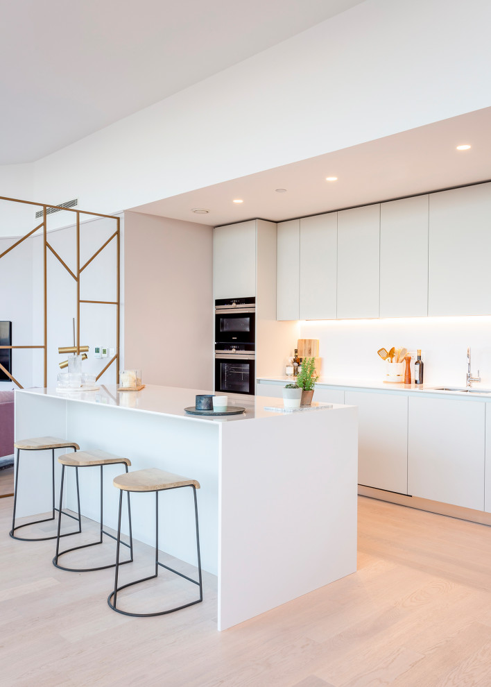 Example of a trendy kitchen design in London