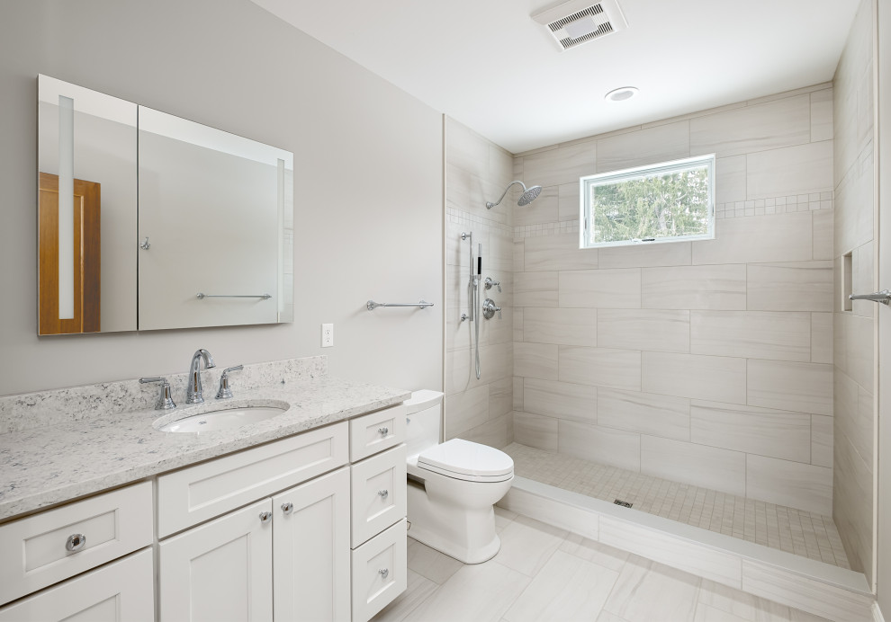 На фото: большая главная ванная комната в современном стиле с белыми фасадами, душем без бортиков, врезной раковиной, столешницей из искусственного кварца, открытым душем и тумбой под одну раковину