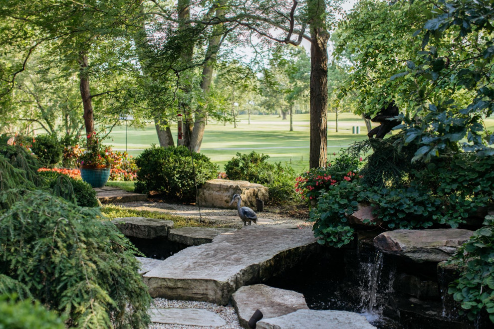 Kleiner, Schattiger Klassischer Gartenteich im Sommer, neben dem Haus mit Natursteinplatten in Chicago