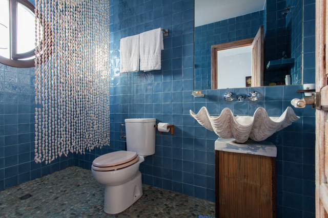 Casa de las conchas tropical-bathroom