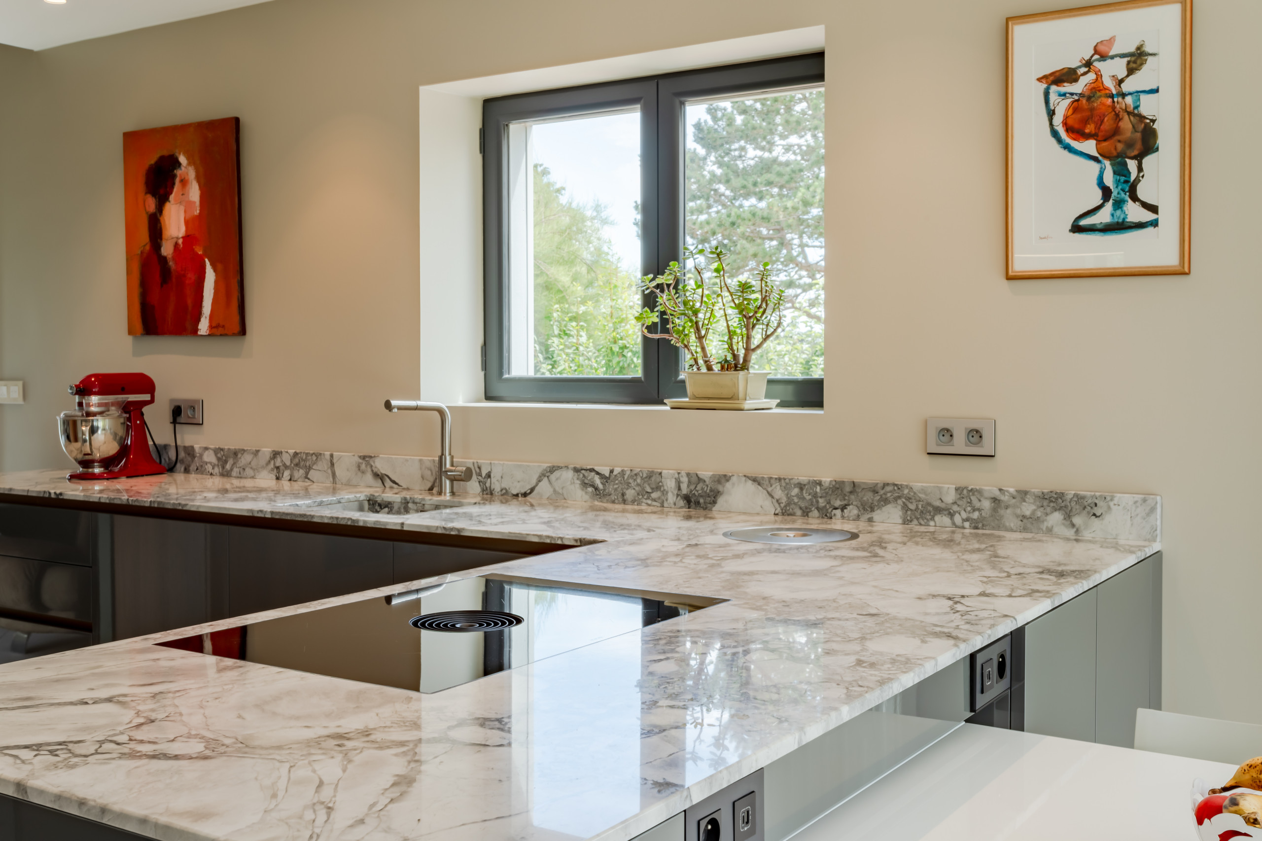 Rénovation d'une cuisine ouverte et chambre multifonction avec bureau intégré