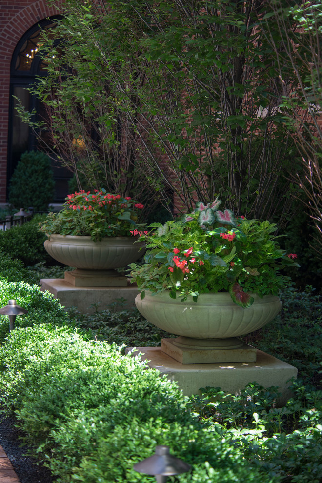 Inspiration for a traditional shaded garden for summer in Chicago.