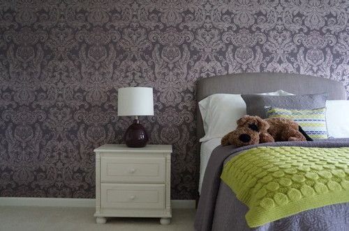 紫の壁紙を使った寝室