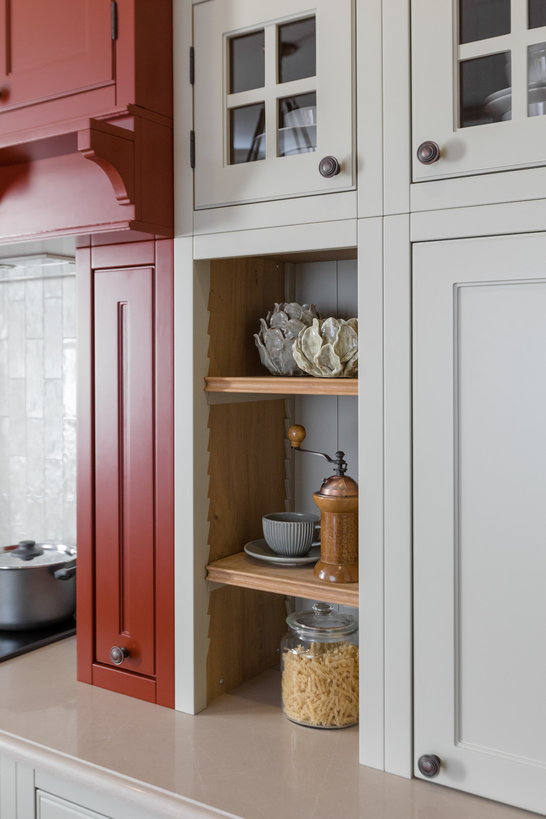 Классическая кухня в американском стиле с яркими акцентами