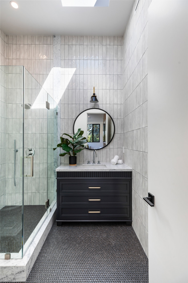 Bild på ett mellanstort vintage vit vitt badrum, med möbel-liknande, svarta skåp, en dusch i en alkov, vit kakel, porslinskakel, vita väggar, klinkergolv i porslin, ett nedsänkt handfat, marmorbänkskiva, svart golv och dusch med gångjärnsdörr