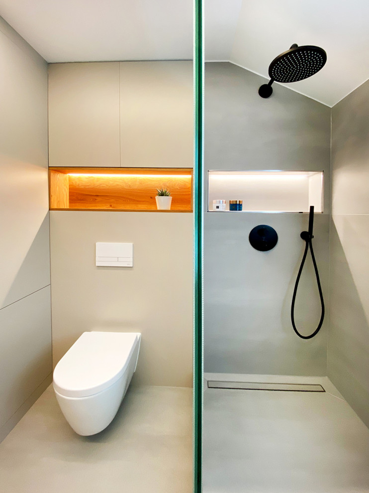 Duschbad mit flächenbündigen Schrankfronten, hellbraunen Holzschränken, offener Dusche, Wandtoilette mit Spülkasten, Steinfliesen, Einbauwaschbecken, Mineralwerkstoff-Waschtisch, weißer Waschtischplatte, Einzelwaschbecken, schwebendem Waschtisch und eingelassener Decke in Hanover