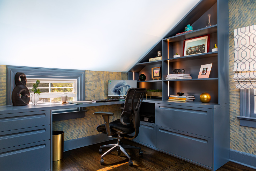 На фото: рабочее место среднего размера в стиле неоклассика (современная классика) с синими стенами, паркетным полом среднего тона, встроенным рабочим столом, коричневым полом, сводчатым потолком и обоями на стенах
